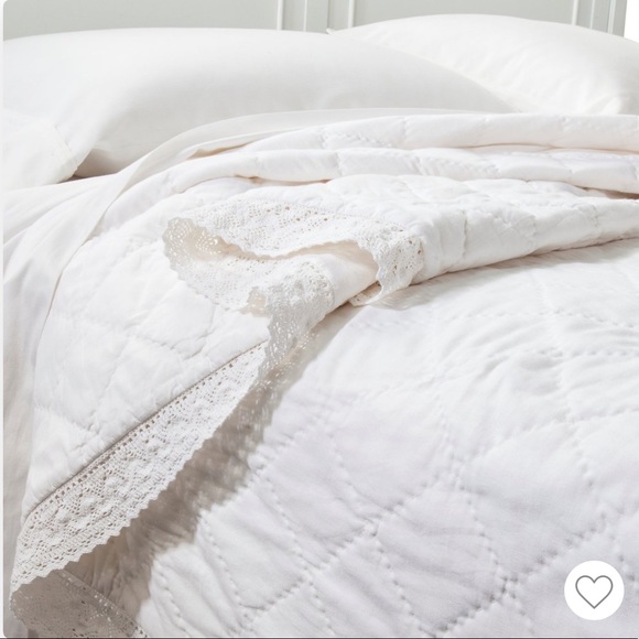 Simply Shabby Chic Other - NWT Simply Shabby Chic Crochet Trim Linen Quilt